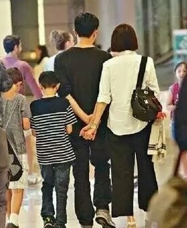 袁咏仪|袁咏仪让儿子陪逛街，魔童身高赶上妈妈，还模仿张智霖全程伺候靓靓