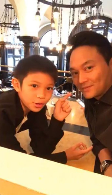 袁咏仪|袁咏仪让儿子陪逛街，魔童身高赶上妈妈，还模仿张智霖全程伺候靓靓