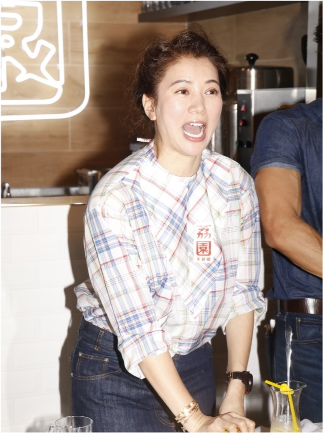 袁咏仪|袁咏仪让儿子陪逛街，魔童身高赶上妈妈，还模仿张智霖全程伺候靓靓