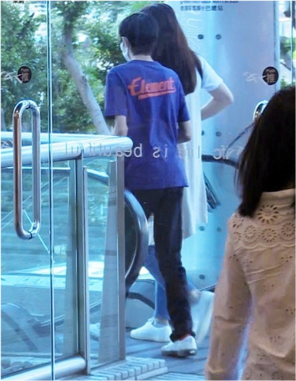 袁咏仪|袁咏仪让儿子陪逛街，魔童身高赶上妈妈，还模仿张智霖全程伺候靓靓