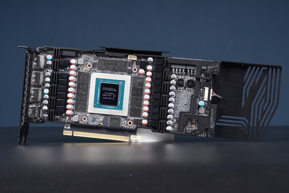 pcb 中间可以看到为代号 ga102-300-a1 的 rtx 3090 核心芯片,一旁则