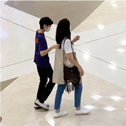 袁咏仪|袁咏仪让儿子陪逛街，魔童身高赶上妈妈，还模仿张智霖全程伺候靓靓