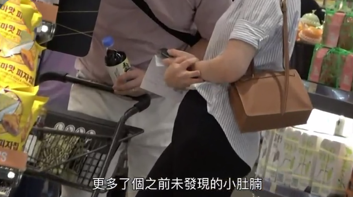 陈文媛|陈冠希前任陈文媛罕现身，与打工仔老公甜蜜行超市，住二千万豪宅