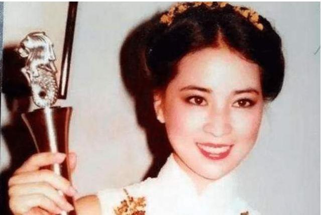 成龙|1999年，吴绮莉为了成龙曝光小龙女，林凤娇的反击堪称教科书