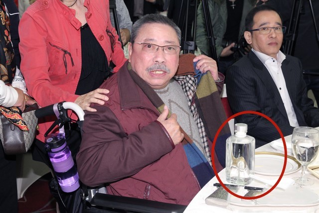 80岁雷老虎罕现身坐轮椅拿酒壶自言钱多到不知道要给谁