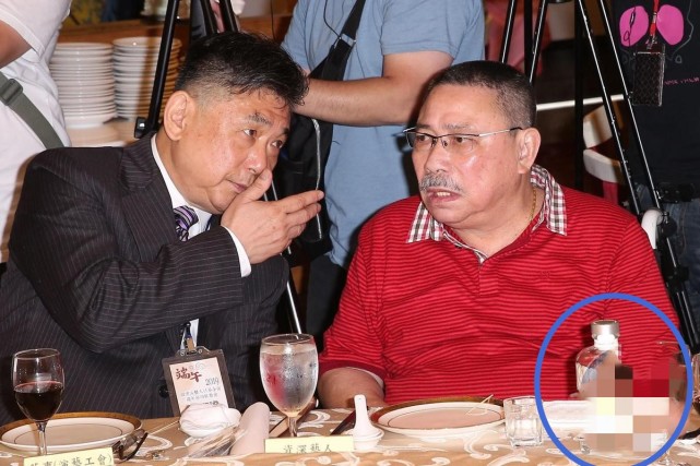 80岁雷老虎罕现身坐轮椅拿酒壶自言钱多到不知道要给谁