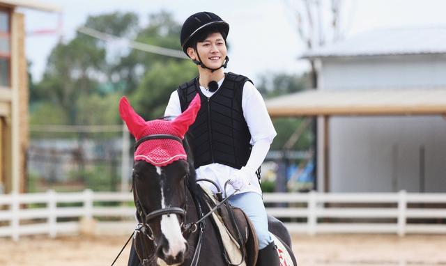 孟鹤堂|郭德纲爱徒孟鹤堂高调认爱？演出时被问恋情，大方称：我结婚了