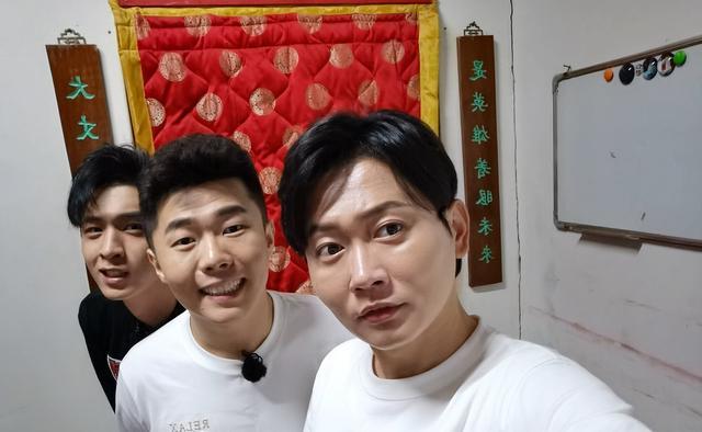 孟鹤堂|郭德纲爱徒孟鹤堂高调认爱？演出时被问恋情，大方称：我结婚了