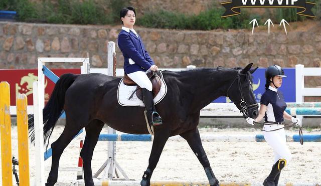 孟鹤堂|郭德纲爱徒孟鹤堂高调认爱？演出时被问恋情，大方称：我结婚了