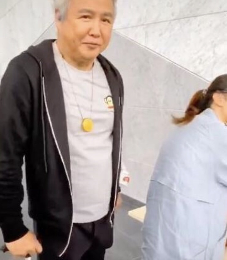 林瑞阳|张庭夫妇买下江边整栋楼？林瑞阳被拍拄拐看房，动作超豪气