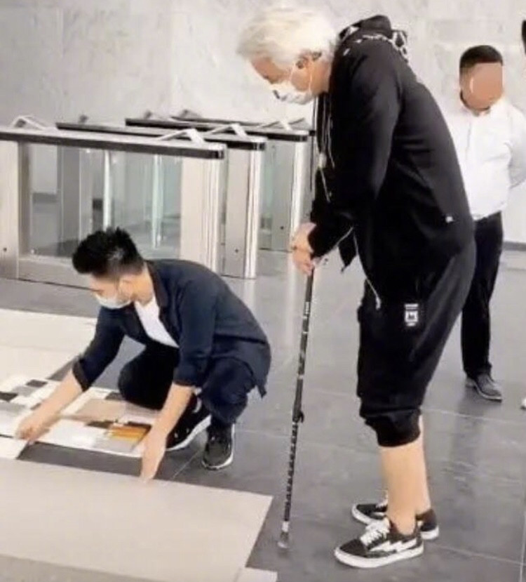 林瑞阳|张庭夫妇买下江边整栋楼？林瑞阳被拍拄拐看房，动作超豪气