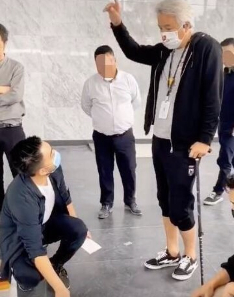 林瑞阳|张庭夫妇买下江边整栋楼？林瑞阳被拍拄拐看房，动作超豪气