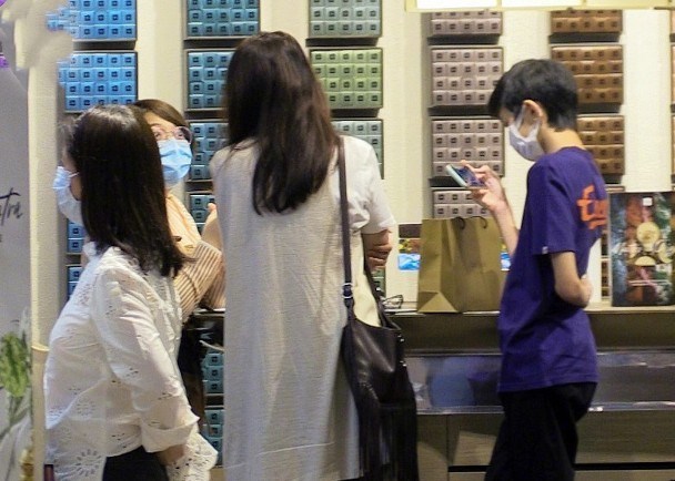 袁咏仪|袁咏仪撇老公张智霖与儿子逛街，魔童暴风抽高，化身暖男侍候妈妈