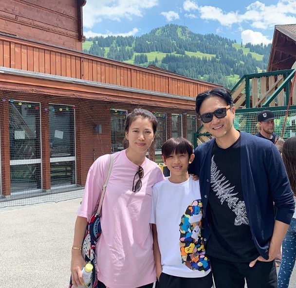 袁咏仪|袁咏仪撇老公张智霖与儿子逛街，魔童暴风抽高，化身暖男侍候妈妈