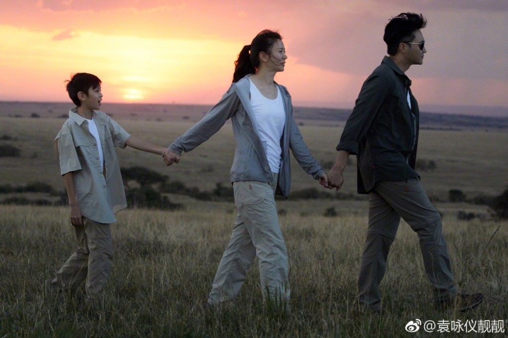 袁咏仪|袁咏仪撇老公张智霖与儿子逛街，魔童暴风抽高，化身暖男侍候妈妈