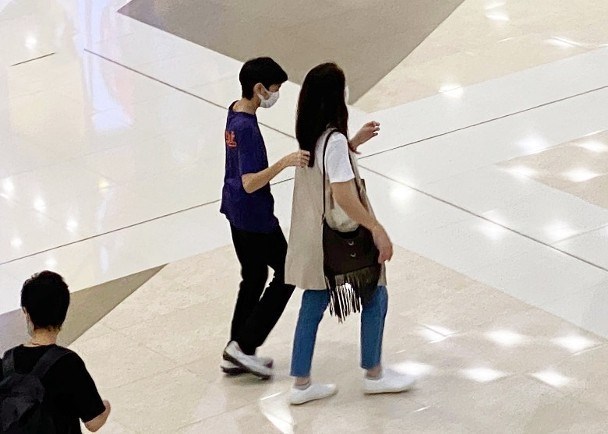 袁咏仪|袁咏仪撇老公张智霖与儿子逛街，魔童暴风抽高，化身暖男侍候妈妈