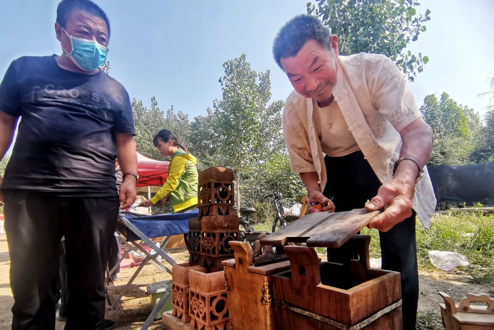 河南|河南七旬大爷集市卖神秘机关盒很多人打不开，却是濒临失传老手艺