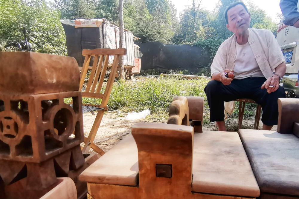 河南|河南七旬大爷集市卖神秘机关盒很多人打不开，却是濒临失传老手艺