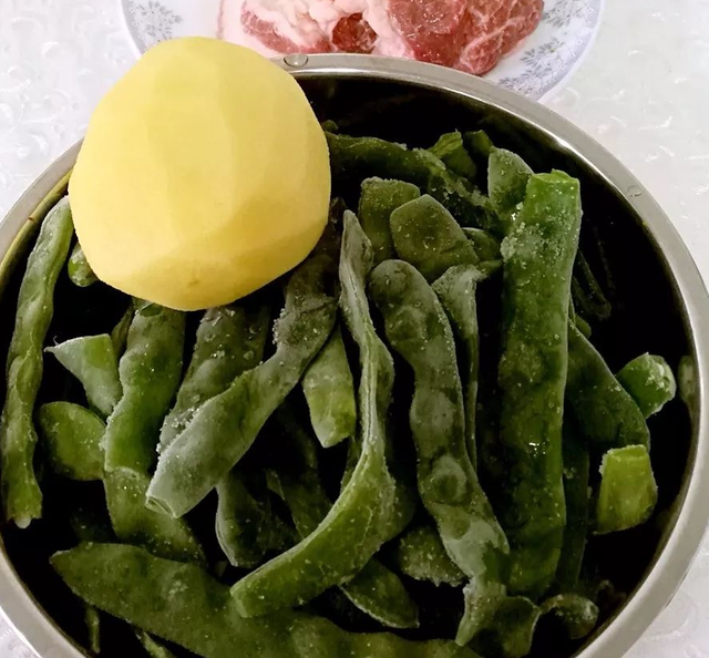 入秋后吃什么?大叔教你炖冻豆角,鲜香可口,软糯入味,家人喜欢