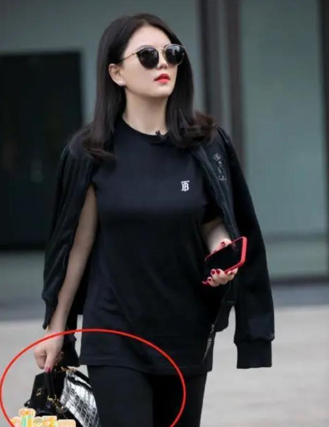 王诗龄|李湘凌晨为王诗龄缝校服，面露憔悴双眼无神，针线活儿令人意外