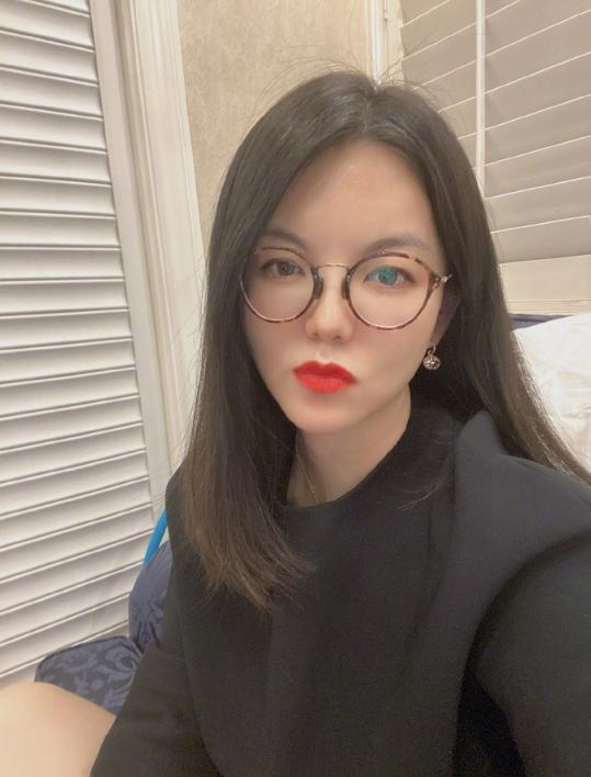 王诗龄|李湘凌晨为王诗龄缝校服，面露憔悴双眼无神，针线活儿令人意外
