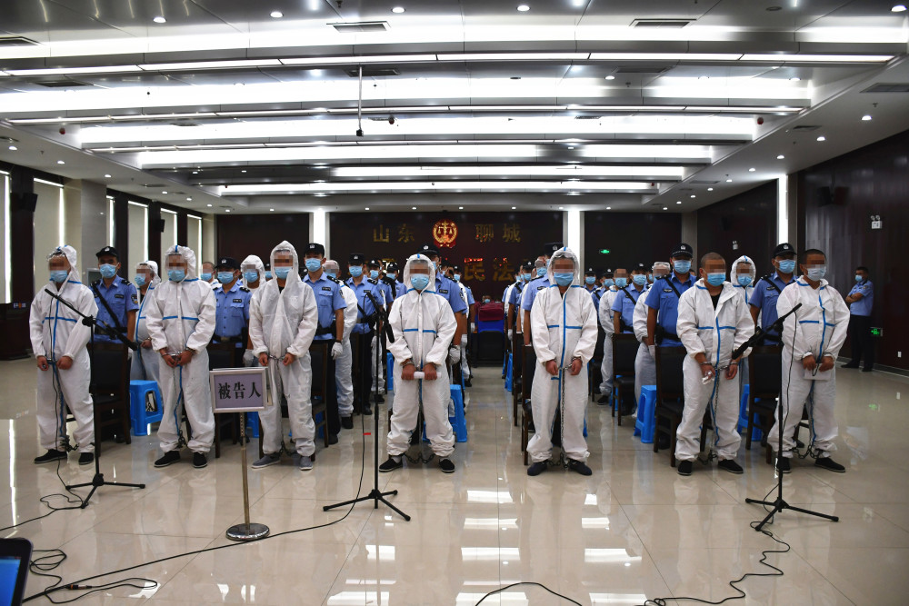 山东高唐法院公开开庭审理董文涛等28名被告人涉黑案