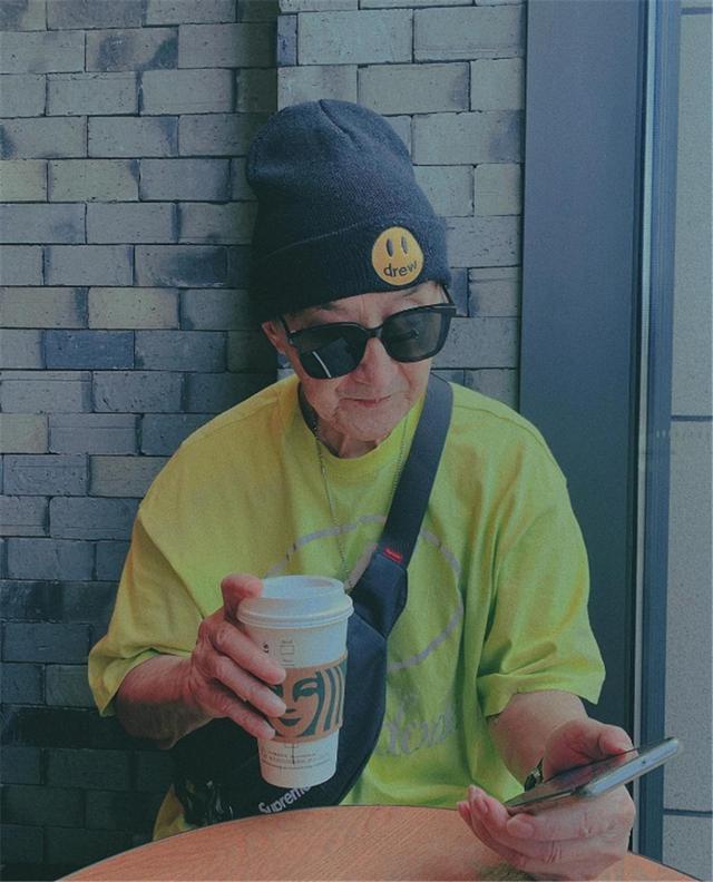 82岁爷爷穿粉色aj上街一身马卡龙配色和孙子同款真时尚