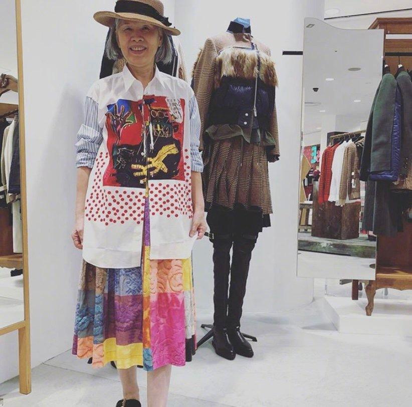 周杰伦晒妈妈时尚穿搭,大赞其为fashion代言人,比自己还会穿