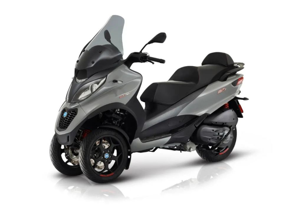 前避震采用铰接型四边形设计, 为前双轮提供更加强有力的支撑, 即使