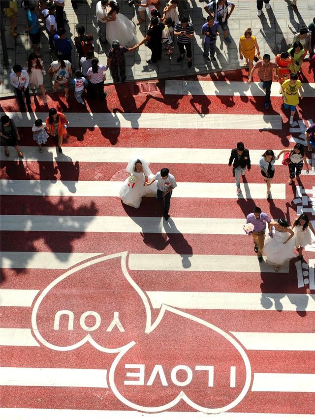 交警设立的"爱情斑马线",为在合江亭下拍婚纱照的新人保驾护航 (成都