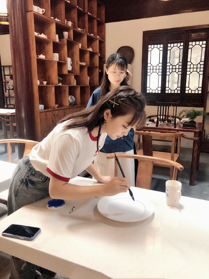 林妙可|21岁林妙可晒近照，和羊驼贴面合影，路人镜头下身材又矮又胖