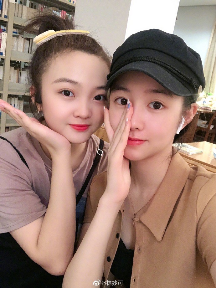 林妙可|21岁林妙可晒近照，和羊驼贴面合影，路人镜头下身材又矮又胖