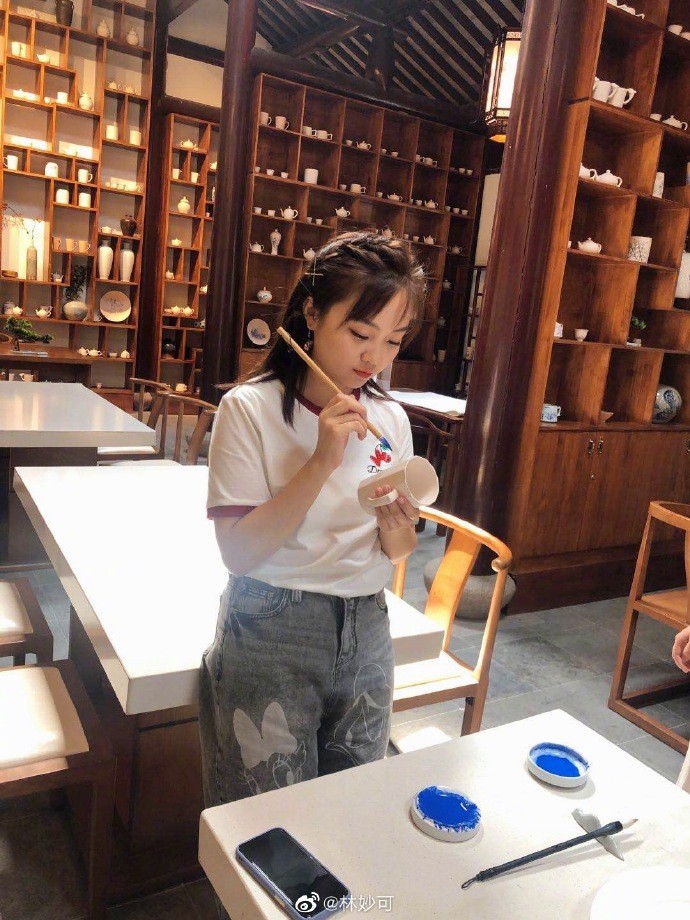 林妙可|21岁林妙可晒近照，和羊驼贴面合影，路人镜头下身材又矮又胖