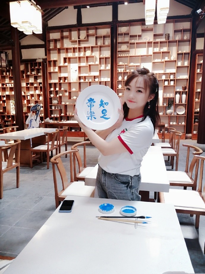 林妙可|21岁林妙可晒近照，和羊驼贴面合影，路人镜头下身材又矮又胖