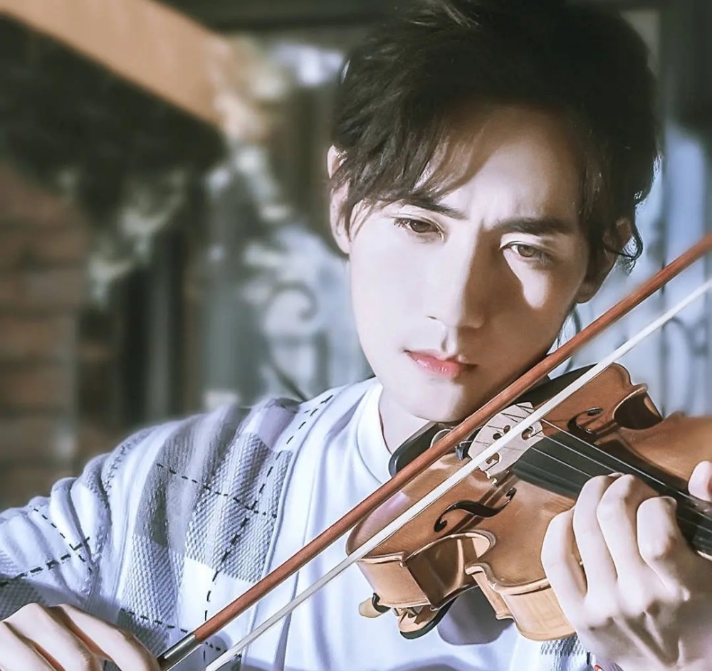 易烊千玺|易烊千玺任嘉伦接连退出，王一博稳拿金鹰奖，或成迪丽热巴第二？