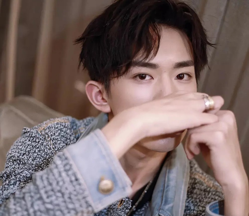 易烊千玺|易烊千玺任嘉伦接连退出，王一博稳拿金鹰奖，或成迪丽热巴第二？