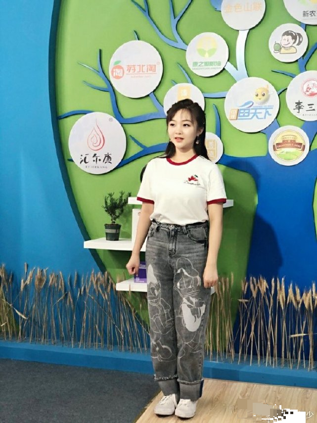 林妙可|21岁林妙可晒近照，和羊驼贴面合影，路人镜头下身材又矮又胖