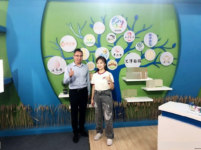 林妙可|21岁林妙可晒近照，和羊驼贴面合影，路人镜头下身材又矮又胖