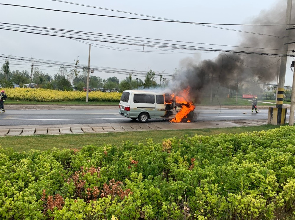 起火|新买的二手车刚上路当天就起火 可惜车上没有灭火器