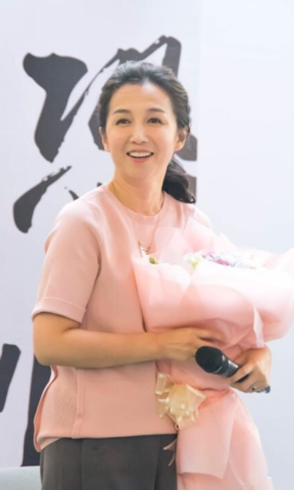 主持人和晶錄製節目與老公結緣36歲當媽媽今已成億萬富婆