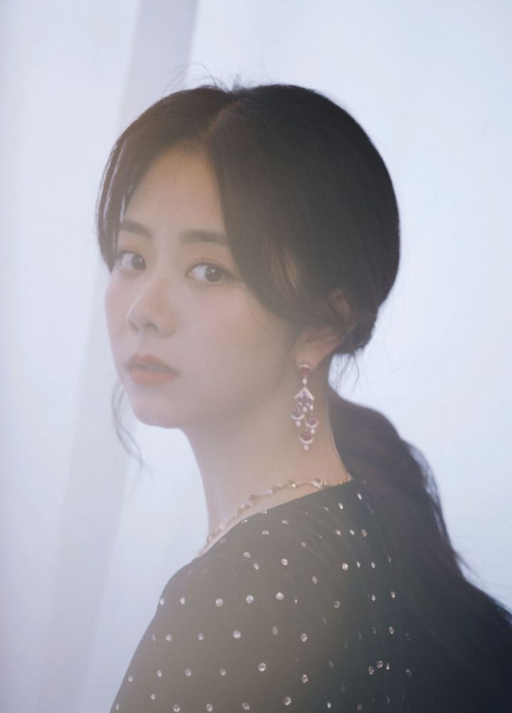 谭松韵|谭松韵母亲被撞案后首露面，走出阴影美出新高度，30岁依旧甜美