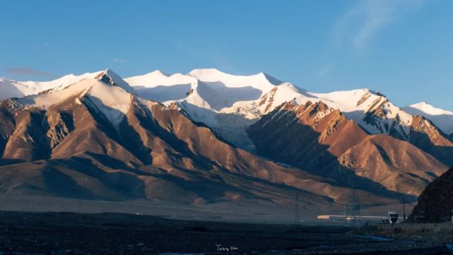 昆仑山,唐古拉山,巴颜喀拉山三大山脉在此盘亘,海拔超过5000米的超级