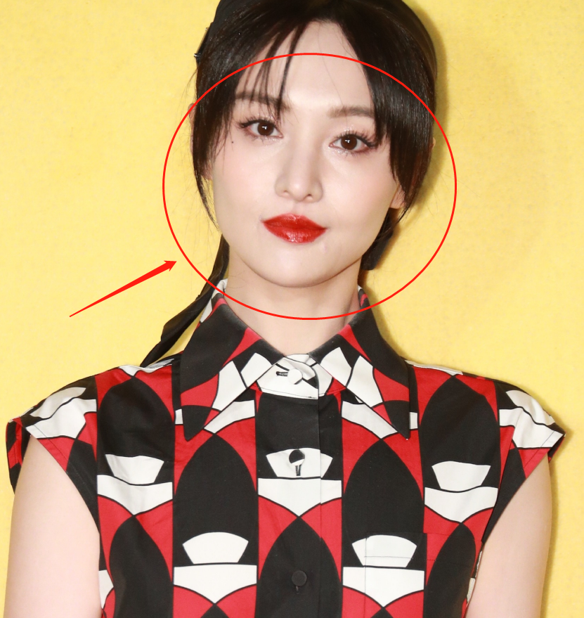 郑爽出席活动生图照无美颜截图放大五倍后这脸蛋确定有29岁