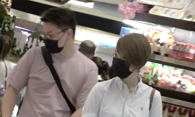 陈文媛|陈冠希旧爱陈文媛罕见露脸，外型失守肚腩明显，嫁圈外人生活美满