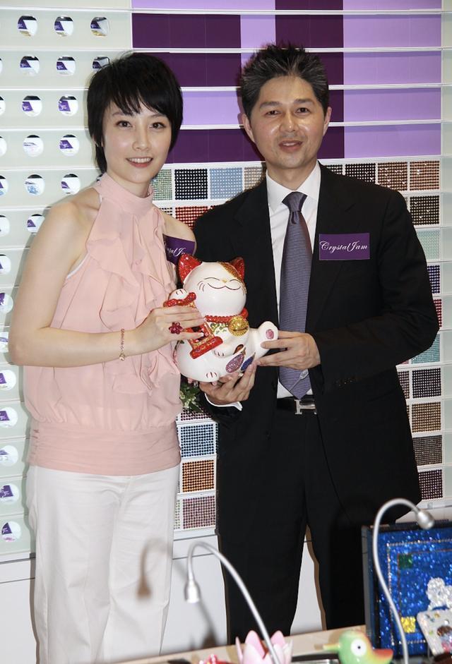 陈文媛|陈冠希旧爱陈文媛罕见露脸，外型失守肚腩明显，嫁圈外人生活美满