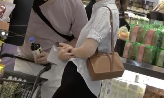 陈文媛|陈冠希旧爱陈文媛罕见露脸，外型失守肚腩明显，嫁圈外人生活美满