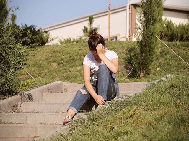 无助男子街头抢劫猥亵18岁少女女孩招手呼救车辆绕路