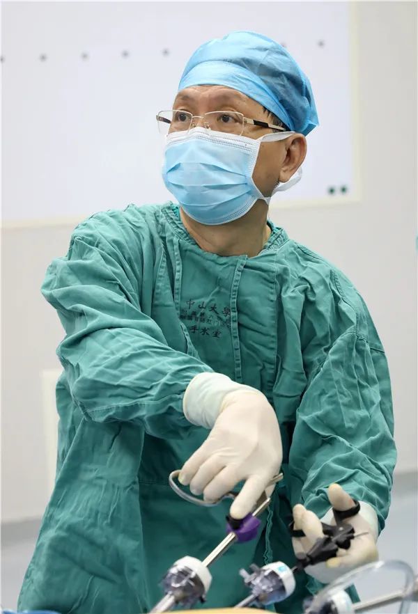 彭俊生教授告诉你:只打几个"小孔"的胃癌手术是怎么做的?