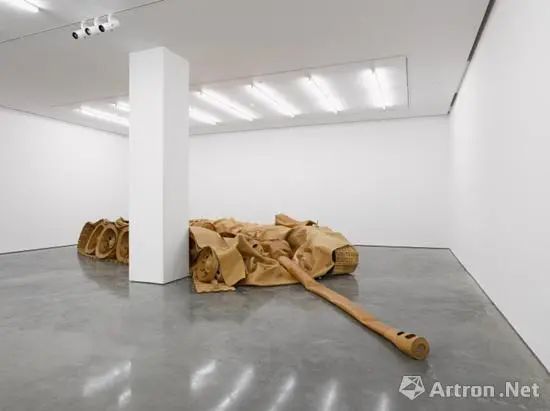 可乐计划|为了艺术 他花20万美元复制一辆坦克 把127吨可乐熬成碳渣
