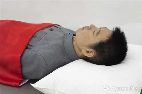 可乐计划|为了艺术 他花20万美元复制一辆坦克 把127吨可乐熬成碳渣